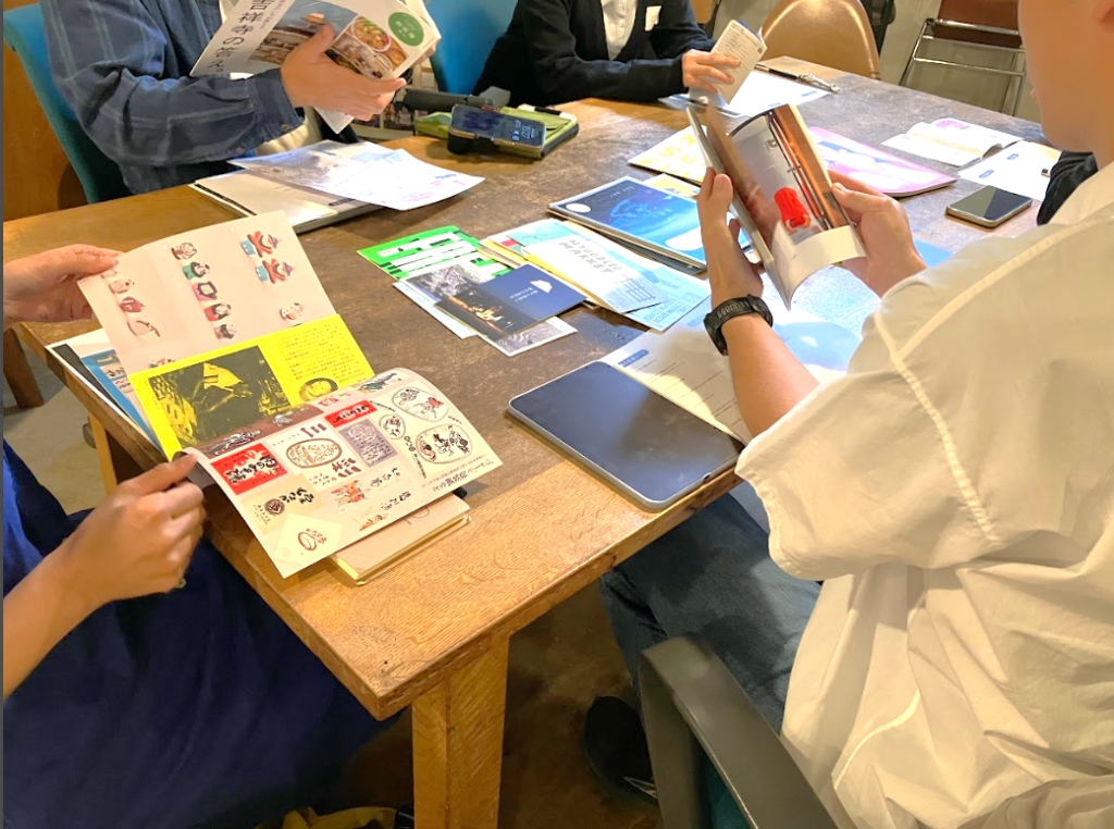 実際に本やZINE、雑誌を手に取りながら紙質や構成を学びます 実際に本やZINE、雑誌を手に取りながら紙質や構成を学びます